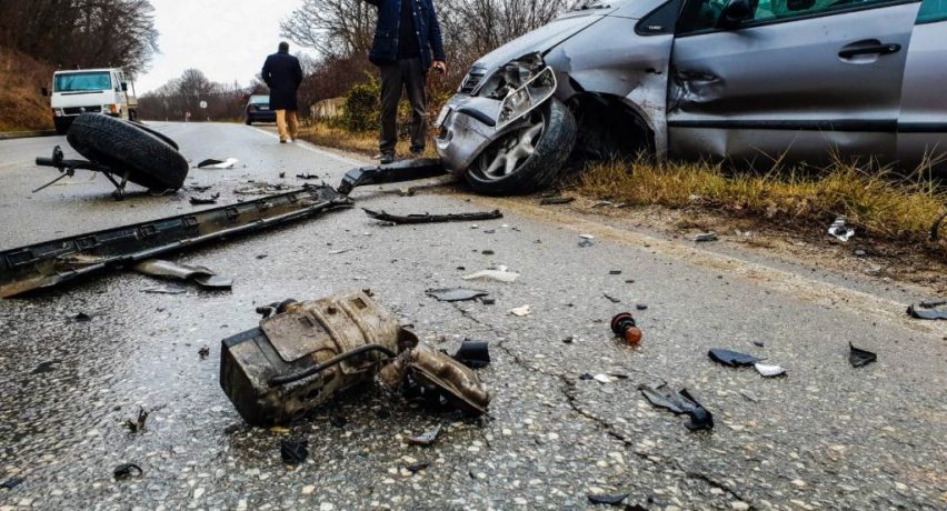 Pamje nga aksidenti mes kamionit dhe veturës në Krushevë ku vdiq një 35